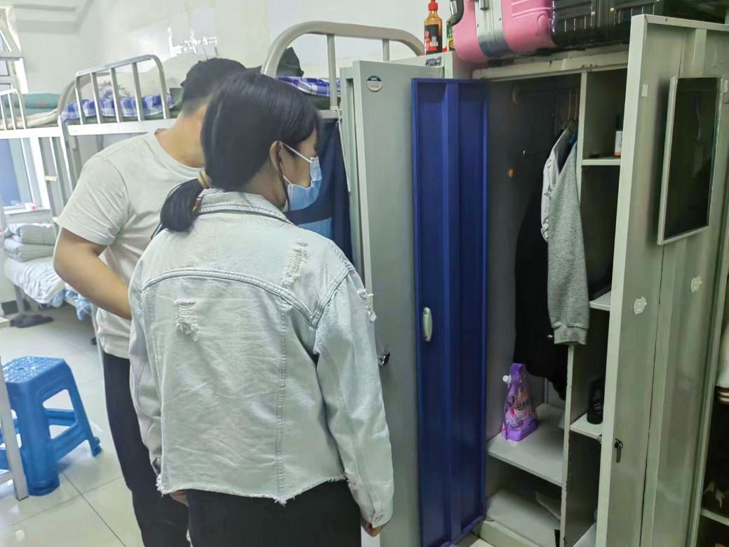 辅导员邹慧检查学生宿舍 辅导员邹慧检查学生宿舍