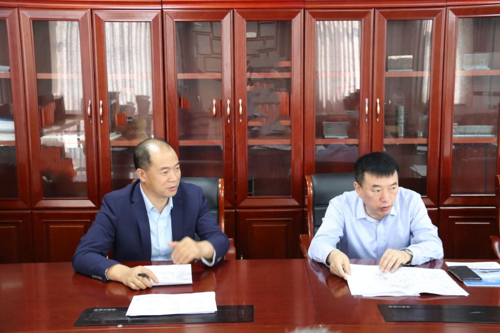 党委副书记、校长曹炳志与大国工匠李万君进行交流