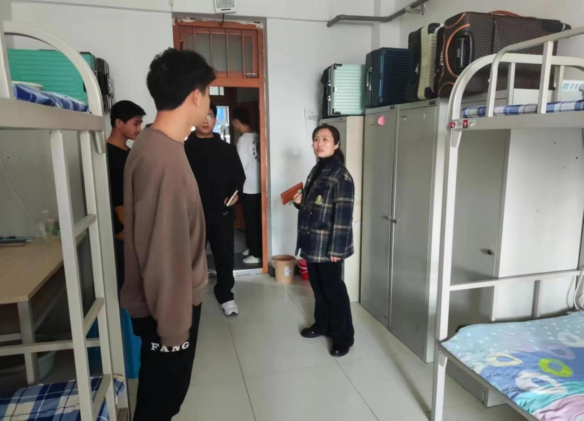 学办主任罗伟到学生公寓检查