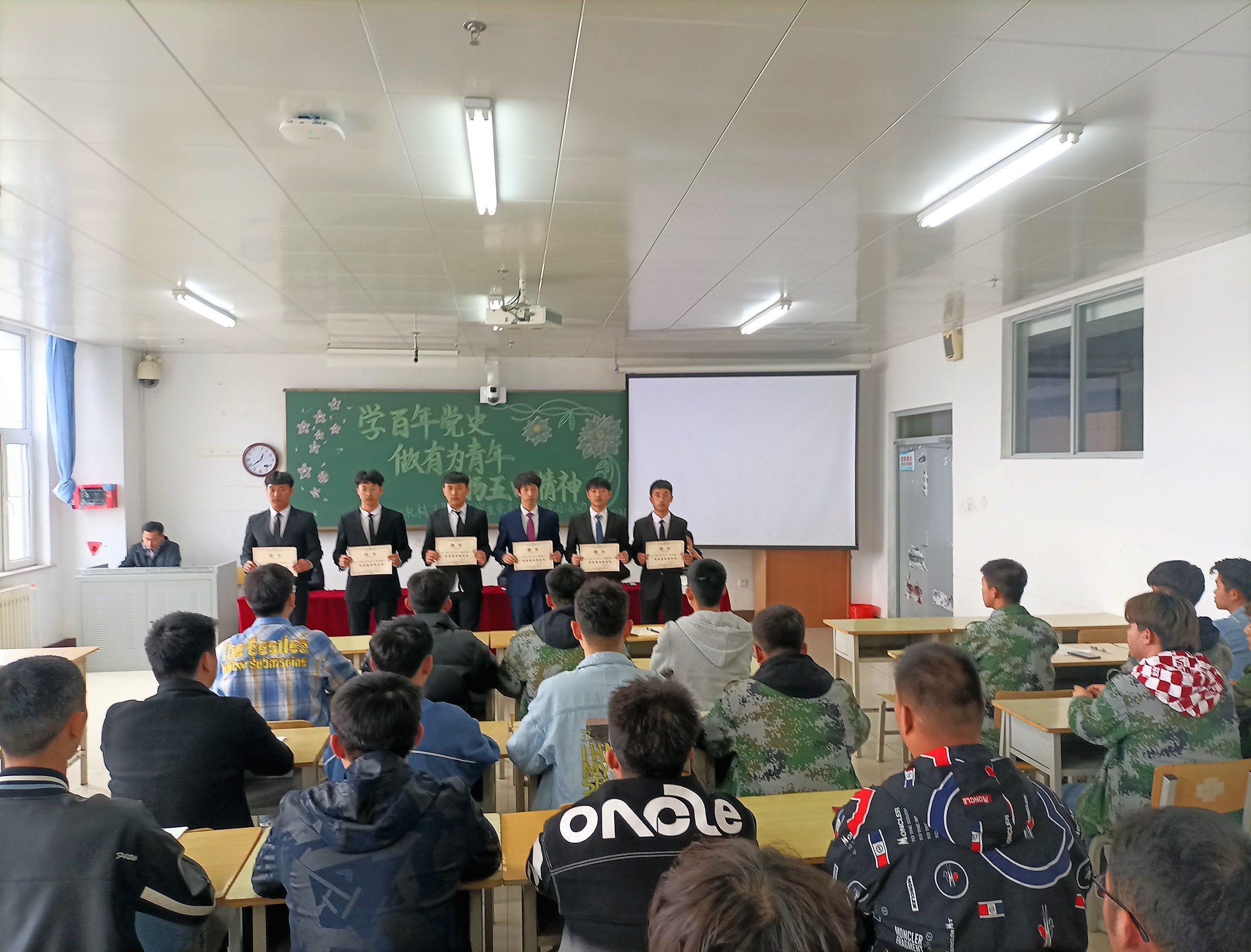 为党史学生宣讲团成员发放聘书