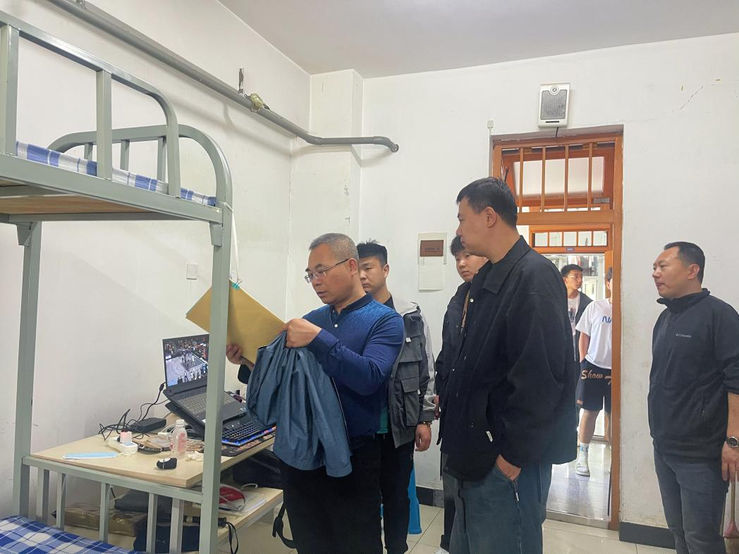 党总支书记孙志刚、副书记于鹏进行安全排查 党总支书记孙志刚、副书记于鹏进行安全排查