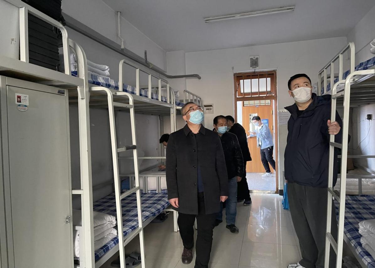 党总支书记孙志刚、副书记于鹏及班主任邢海波、庄德新、邵学智进行排查